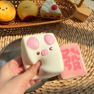 Moozy Creative Baiqiao Pig Rich Mahjong, Jouet de décompression à design original, à pincer, à rebond lent, SQUIS - Product Image 1