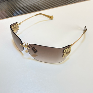 Gafas de Sol MIU Style con Montura Grande y Protección Ocular, Color Claro, Modernas y Perfectas para Festivales y Sesiones de Fotos - Product Image 2