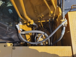 รถขุดตีนตะขาบ Caterpillar 330D/330D2 ปี 2023 มือสอง พร้อมเครื่องยนต์ ปั๊ม และมอเตอร์ ความจุบุ้งกี๋ 1.8 เมตร 3 ล น้ำหนักเครื่อง 30 ตัน - Product Image 6