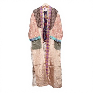 Robe kimono vintage en soie patchwork, longue, à manches longues, col mandarin, vêtements de nuit pour femmes, design multicolore avec appliques - Product Image 1