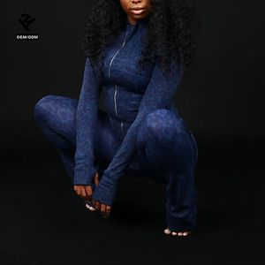 Ensemble de survêtement deux pièces OEM imprimé léopard avec fermeture éclair pour <span class=keywords><strong>femme</strong></span>, haut moulant à trous pour les pouces et leggings évasés, tenue de sport pour fitness et gym - Product Image 2