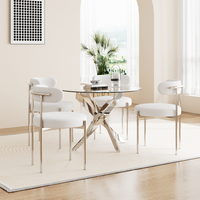 Ensemble de table à manger contemporaine de style nordique de luxe pour 4 personnes, chaises blanches modernes et table ronde en verre avec structure en acier argenté pour usage domestique