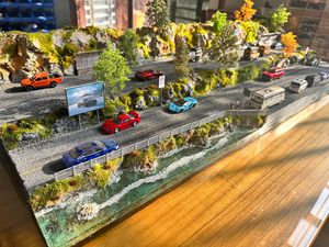 TOMICA Diorama in Scala 1:64 Scena Autostradale e Fluviale con <span class=keywords><strong>Auto</strong></span> in Metallo - Modello Paesaggistico in Miniatura Personalizzato per Collezionisti (Modello 2638 120x40cm) - Product Image 5