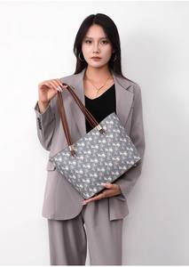 2025 nuevo elegante bolso de mano con estampado Retro patrón de carruaje de fondo azul claro - Product Image 6