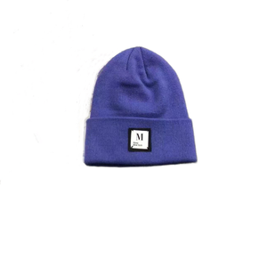 Vente en gros de bonnet d'hiver à logo personnalisé en acrylique de couleur unie tricoté pour femmes et hommes avec motif de lettres pour le voyage - Product Image 3