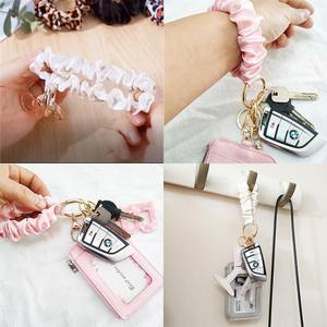 สายคล้องมือถือผ้าไหมยับ สายคล้องกุญแจกันหล่นสำหรับผู้หญิง สายคล้องข้อมือแบบสั้น สายคาดผมสำหรับผู้หญิงและเด็กผู้หญิง ของตกแต่งกระเป๋า - Product Image 2