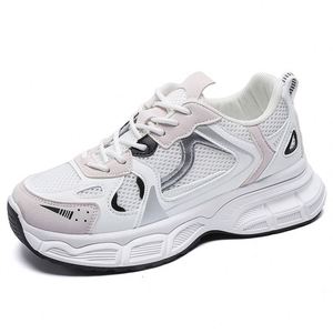 Une chaussure de sport pour femme de style coréen tendance avec un design en maille blanche et grise pour les passionnés de streetwear d'automne - Product Image 5