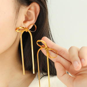 Pendientes Largos con Borlas y Lazo Estilo Retro Francés, de Acero Inoxidable con Baño de Oro, Diseño Exclusivo - Product Image 4