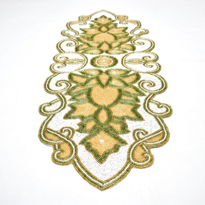 Chemin de table artisanal en tissu écologique durable, forme irrégulière, design glamour, motif brodé vert et or de luxe, traditionnel - Product Image 1
