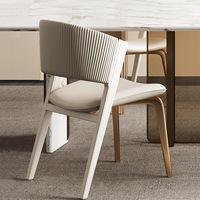 Chaise de salle à manger moderne italienne en cuir avec dossier, pieds en acier inoxydable couleur champagne, écologique, pour la maison, l'hôtel et les salles de négociation