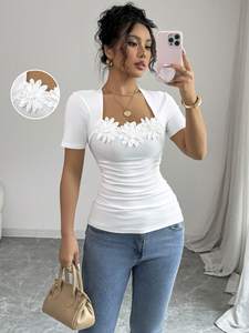 Personnalisé <span class=keywords><strong>Femme</strong></span> Slim Fit Applique <span class=keywords><strong>Broderie</strong></span> 3D Fleur Tee Sexy Plain <span class=keywords><strong>Blanc</strong></span> Col Carré Froncé Manches Courtes Y2k <span class=keywords><strong>T</strong></span>-<span class=keywords><strong>shirt</strong></span> pour Dame - Product Image 2