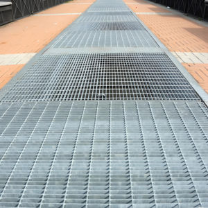 Système de drainage urbain de haute qualité <span class=keywords><strong>caillebotis</strong></span> en acier galvanisé à chaud pour les planchers de marches d'escalier au sol extérieur - Product Image 1