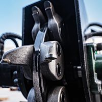 Mini-chargeuse compacte avec accessoire déchiqueteur de souches pivotant 160-500 tr/min pour parcs et fermes
