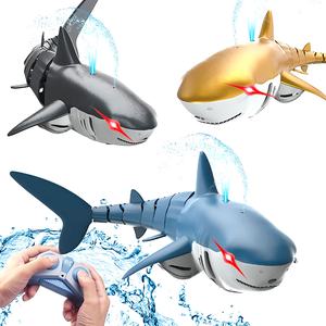 Juguete de Tiburón RC Acuático de 2.4 GHz, Tiburón Dorado con Control Remoto y Rociador de Agua, Juguete de Barco RC Tiburón Recargable - Product Image 1