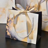 Sac cadeau de luxe personnalisé en gros avec nœud en ruban de satin, sac fourre-tout en papier, accepte la personnalisation du logo et de la taille, impression pour emballage cadeau d'entreprise et de boutique