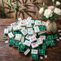 Set Mahjong Akrilik Mewah dengan Ukiran Khusus, Ubin Kristal Hijau, Desain Empat Lapis Modern, Gaya Kasino Amerika untuk Permainan