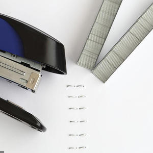 Foska Cincel Point Tips 1/4 pulgadas Longitud <span class=keywords><strong>de</strong></span> la pierna 24/6 Fabricante <span class=keywords><strong>de</strong></span> pasadores <span class=keywords><strong>de</strong></span> grapas sin atasco para todas las grapadoras <span class=keywords><strong>de</strong></span> oficina <span class=keywords><strong>de</strong></span> escritorio estándar - Product Image 5