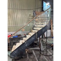 Escalier courbé moderne robuste, escalier en arc métallique préfabriqué sur mesure pour salle d'exposition, bureau