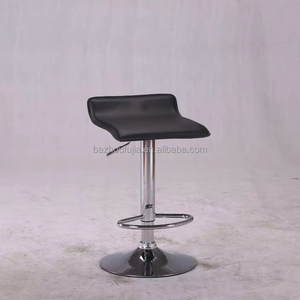 Taburete de Bar giratorio moderno en cuero negro Taburete de mostrador ajustable en altura Silla para comedor <span class=keywords><strong>y</strong></span> uso en el bar del hogar - Product Image 2