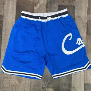 Atletik erkek mavi örgü şort yüksek kaliteli mektup serigraf baskı 5 inç plaj Spandex Polyester basketbol şortu erkekler için