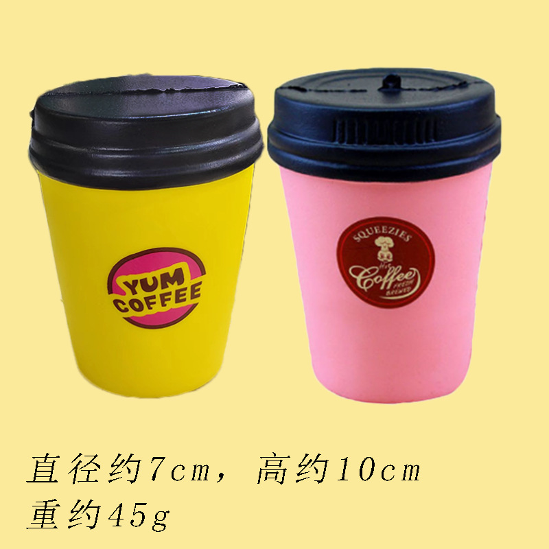 Taza de café, cabello de color mezclado.