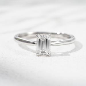 Bague de fiançailles en or blanc 10K avec diamant de laboratoire de 1 carat taille émeraude DEF VS Star Gem - Product Image 1