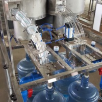 Ligne de production de remplissage d'eau en bouteille de 5 gallons, équipement de production d'eau purifiée en bouteille entièrement automatique