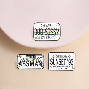 Broche rétro américaine en forme de <span class=keywords><strong>plaque</strong></span> d'<span class=keywords><strong>immatriculation</strong></span>, Californie, <span class=keywords><strong>Texas</strong></span>, New York, avec texte amusant arc-en-ciel, accessoire en métal pour moto et sac à dos - Product Image 1
