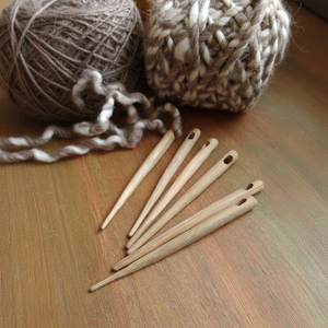 Aiguille en os de buffle vintage antique pour broderie artisanat point de croix - Product Image 1