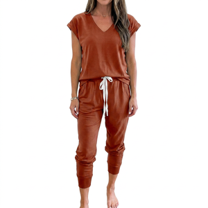 Conjunto de dos piezas para mujer, tela transpirable y ligera, atuendo informal de verano, corte relajado, top de manga corta con cuello en V, a juego. - Product Image 1