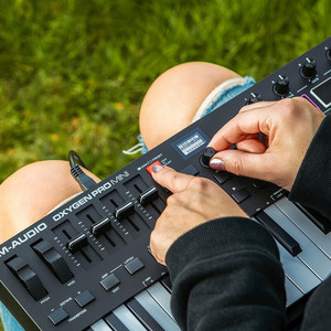 M-AUDIO <span class=keywords><strong>Oxygen</strong></span> <span class=keywords><strong>Pro</strong></span> 49 Clavier Contrepoids Arrangement Percussion Pad Contrôleur Avec Fonction Tactile Arrière <span class=keywords><strong>MINI</strong></span> Clavier - Product Image 6