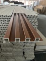 Partisi Ruangan Kayu Putar Model Tangga, Partisi Dinding WPC, Kolom Partisi WPC, Panel Dinding WPC, Dekorasi Dinding Tabung Kayu Dengan Lampu