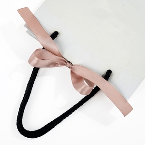 ถุงกระดาษเคลือบบรร<span class=keywords><strong>จ</strong></span>ุเครื่องประดับที่หรูหรากระเป๋าขนส่งโลโก้แบบกำหนดเองรีไซเคิลได้ - Product Image 6