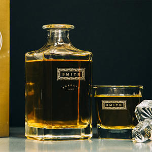 Jingyue Carafe à whisky en verre transparent gravée avec logo personnalisé de 25oz 750ml Carafe à whisky carrée en cristal pour rhum à liqueur Bourbon - Product Image 2