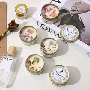 Bougie parfumée de luxe en boîte dorée avec cire de soja et fleurs séchées pour des cadeaux artisanaux haut de gamme - Product Image 1