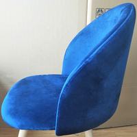 Chaise de salle à manger rembourrée moderne 2026 avec dossier incurvé et pieds en métal doré pour la maison, les restaurants et les hôtels
