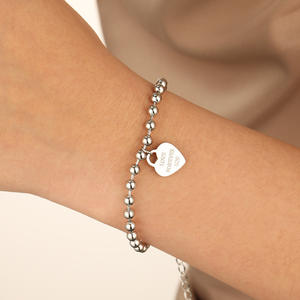 Bracelet <span class=keywords><strong>en</strong></span> acier inoxydable plaqué or 18 carats avec breloque cœur porte-bonheur gravée « Amour éternel » <span class=keywords><strong>pour</strong></span> femme – <span class=keywords><strong>Vente</strong></span> <span class=keywords><strong>en</strong></span> <span class=keywords><strong>gros</strong></span> - Product Image 4