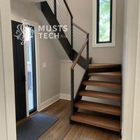 Escalier suspendu architectural intérieur à double poutre latérale, pour la réalisation de projets de collaboration esthétique avec les designers