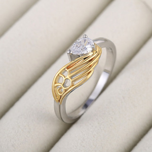 Anello Bicolore da Donna con Cristalli, Regolabile, Tono Oro, Gioiello Elegante per Uso Quotidiano - Product Image 1