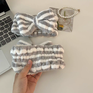 Diadema para Spa Lavarse la cara Diadema <span class=keywords><strong>de</strong></span> terciopelo para mujer Banda para el cabello cosmética Banda <span class=keywords><strong>de</strong></span> spa <span class=keywords><strong>de</strong></span> maquillaje para niñas con lazo Diadema <span class=keywords><strong>de</strong></span> color a rayas - Product Image 1