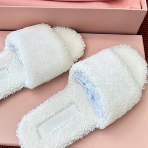 Chaussons en peluche brodés de luxe pour femmes, style confortable et chaud, à semelle plate, pour la maison - Product Image 5