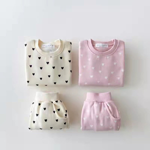Set <span class=keywords><strong>Felpa</strong></span> con Cappuccio per Neonati 100% Cotone, <span class=keywords><strong>Felpa</strong></span> e Pantaloni con Stampa a Cuore, Completi per Bambine, Etichetta Privata - Product Image 5