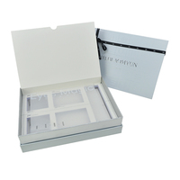 Boîtes rigides magnétiques blanches personnalisées avec logo, en carton, avec couvercle et base, avec revêtement UV et gaufrage