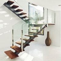 Escalier en acier avec structure à barres, adaptable à différents types de garde-corps