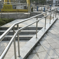 Garde-corps personnalisable en acier inoxydable et verre trempé avec colonne à fente pour carte, pour escaliers et aménagements de centres commerciaux