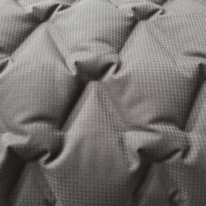 <span class=keywords><strong>Tissu</strong></span> extensible mécanique Jacquard extensible 50D 100% Polyester <span class=keywords><strong>pour</strong></span> vêtements <span class=keywords><strong>matelassé</strong></span> <span class=keywords><strong>double</strong></span> <span class=keywords><strong>face</strong></span> <span class=keywords><strong>pour</strong></span> doudounes Film TPU collé - Product Image 3