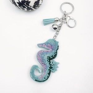 Nuevo y popular llavero de carabinero de terciopelo coreano con diseño de caballito de mar, llavero con diamantes de imitación, colgante para bolso, borla de cuero y gema de cristal marino - Product Image 1