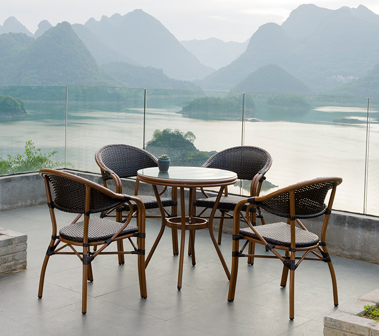One Table with Four Chair