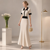 Robe longue en tricot pour femme, style preppy moderne, col contrastant, boutons dorés côtelés, coupe évasée pour un look contemporain