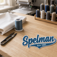 Patch brodé en chenille personnalisé |   Marque de texte en écriture cursive bleu-gris avec bordure blanche et inscription EST. 1881 Banner, Applique à coudre
